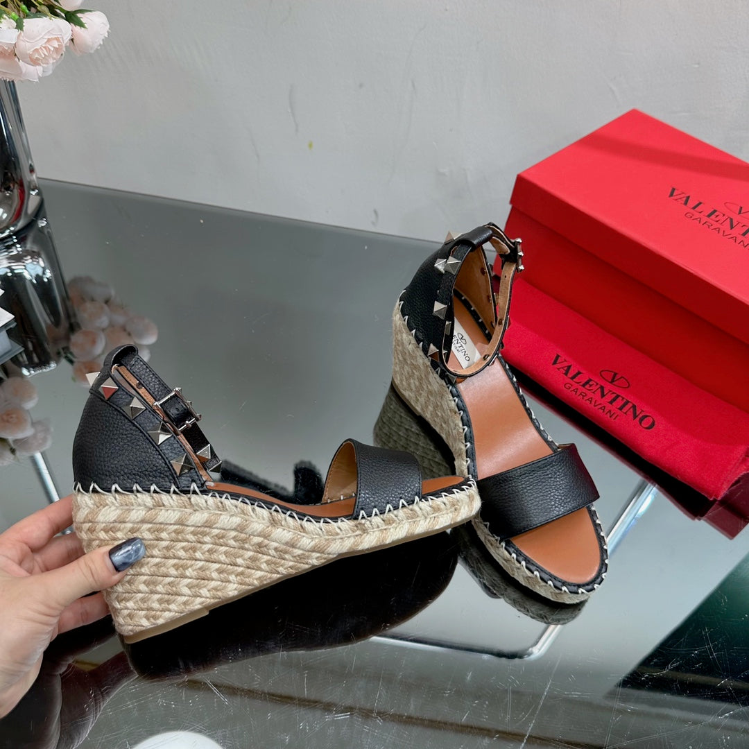 ROCKSTUD WEDGE 85 MM IN BLACK CALFSKIN