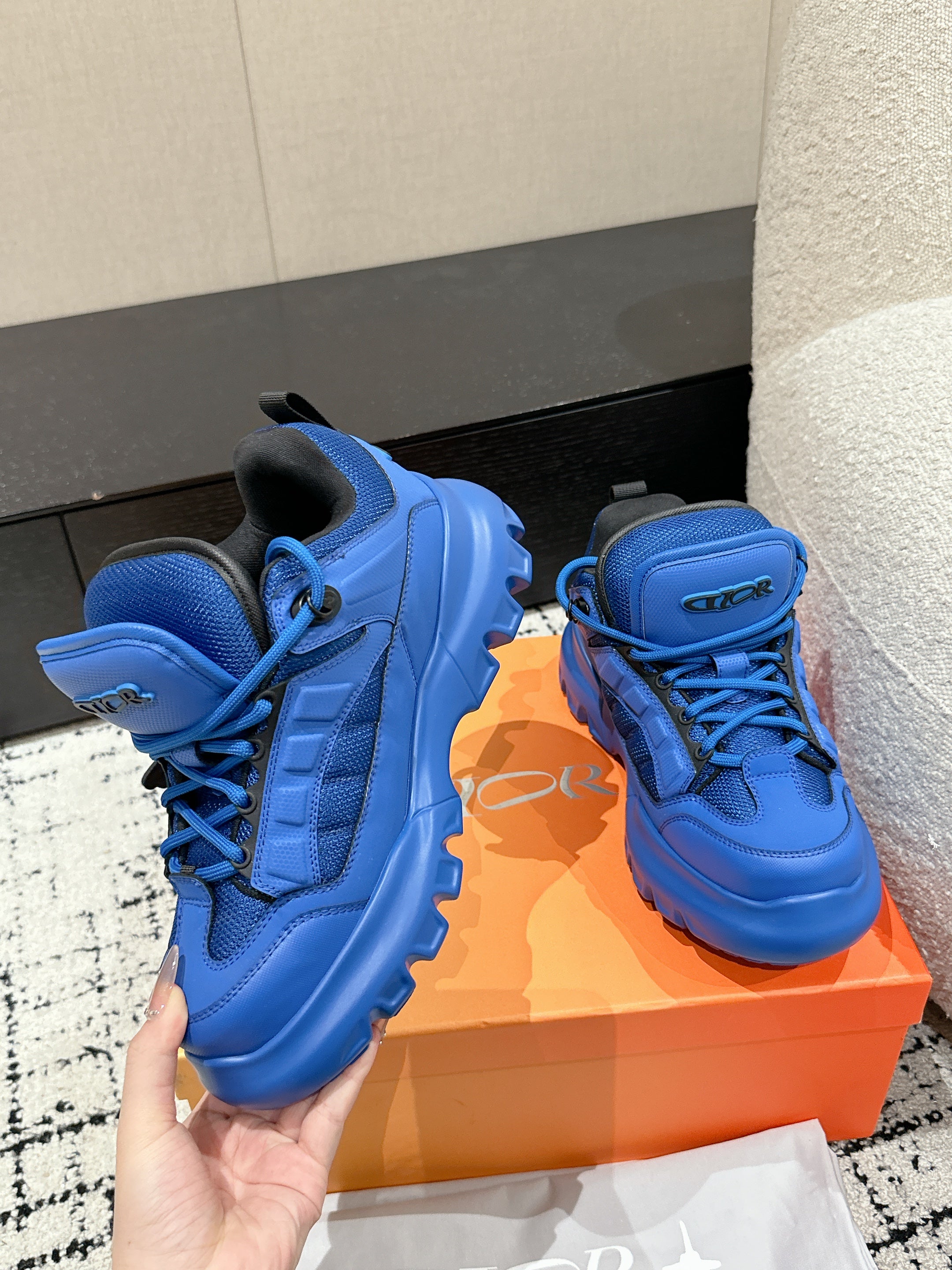 SNEAKER IN COBALT BLUE CALFSKIN AND BREATHABLE MESH 175311