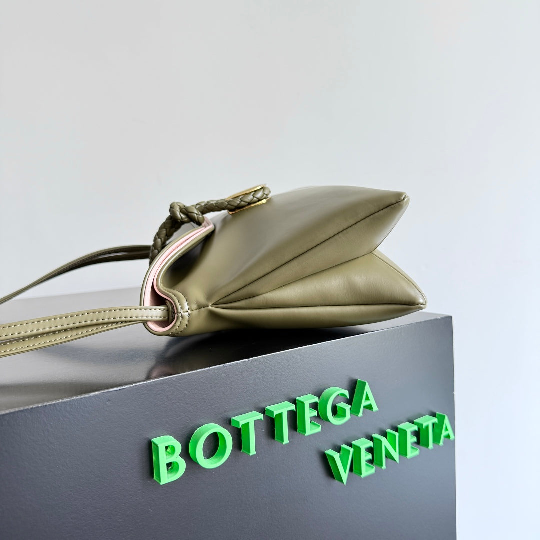 BOTTEGA VENETA 25S MEDIUM LIBERTA BAG 27 IN OLIVE GREEN CALFSKIN GOLD HARDWARE