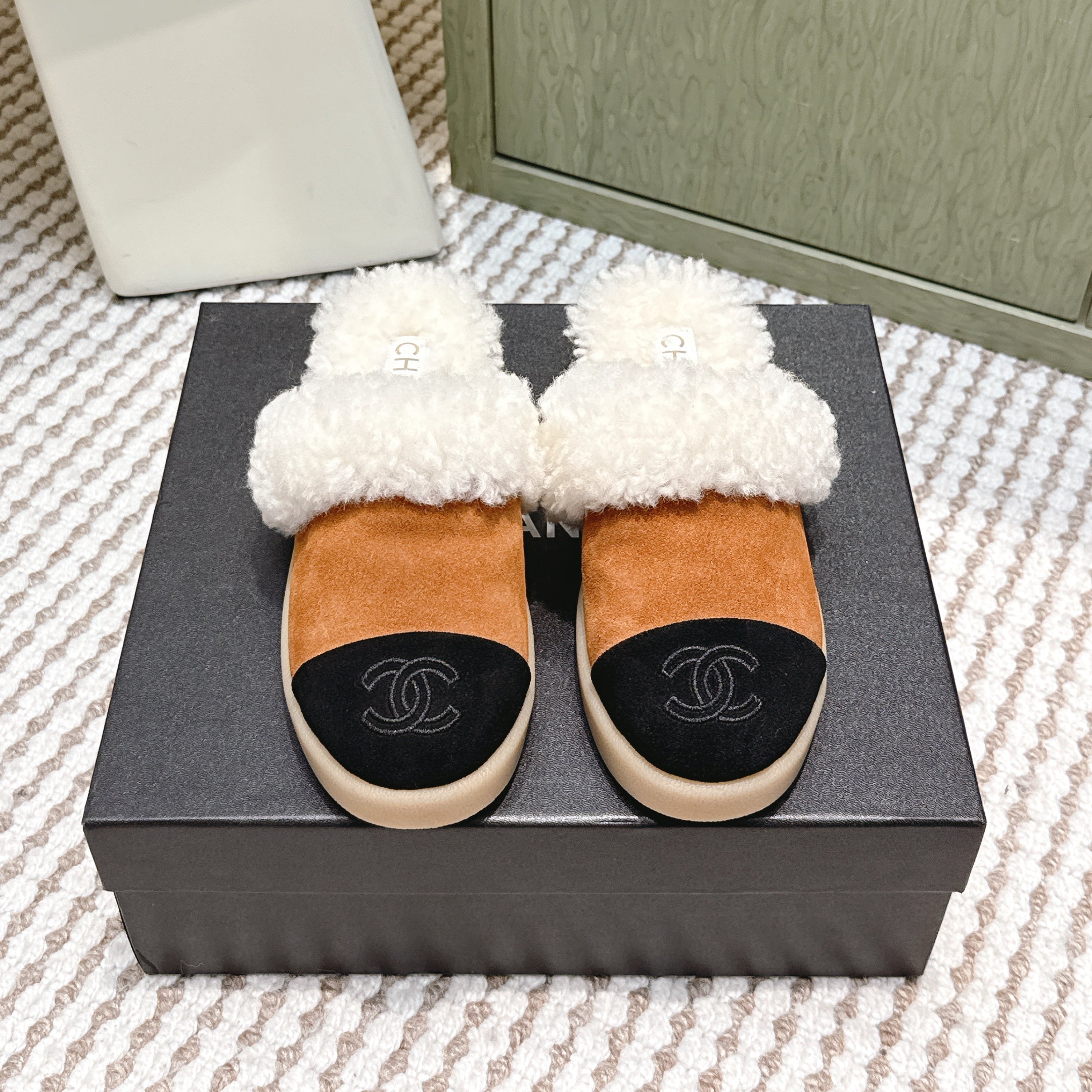 CHANEL 25S INDOOR SLIPPERS IN CARAMEL AND BLACK SUEDE FUR-LINED