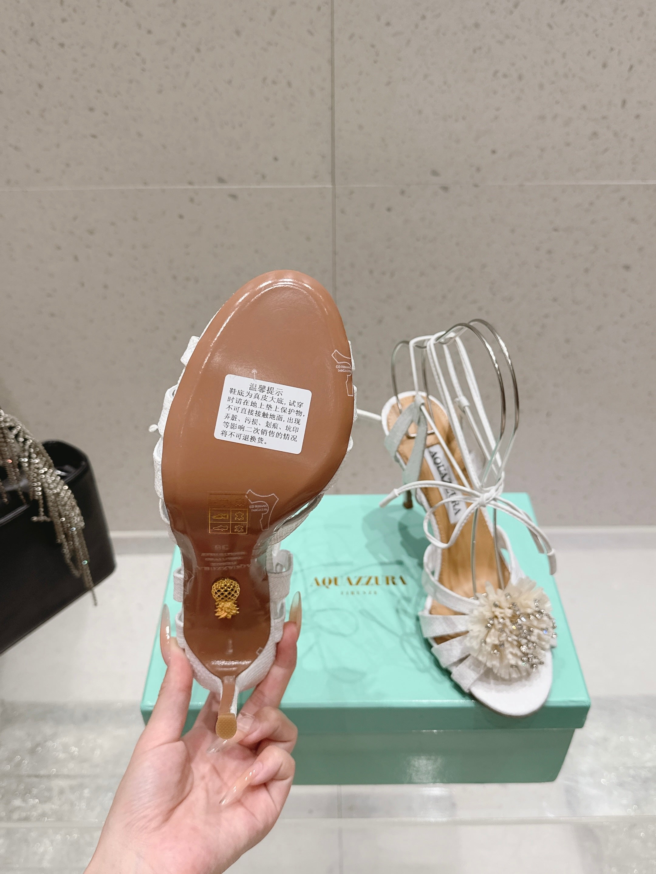 AQUAZZURA 26S HIGH-HEEL SANDALS 100 MM IN WHITE WOVEN RAFFIA