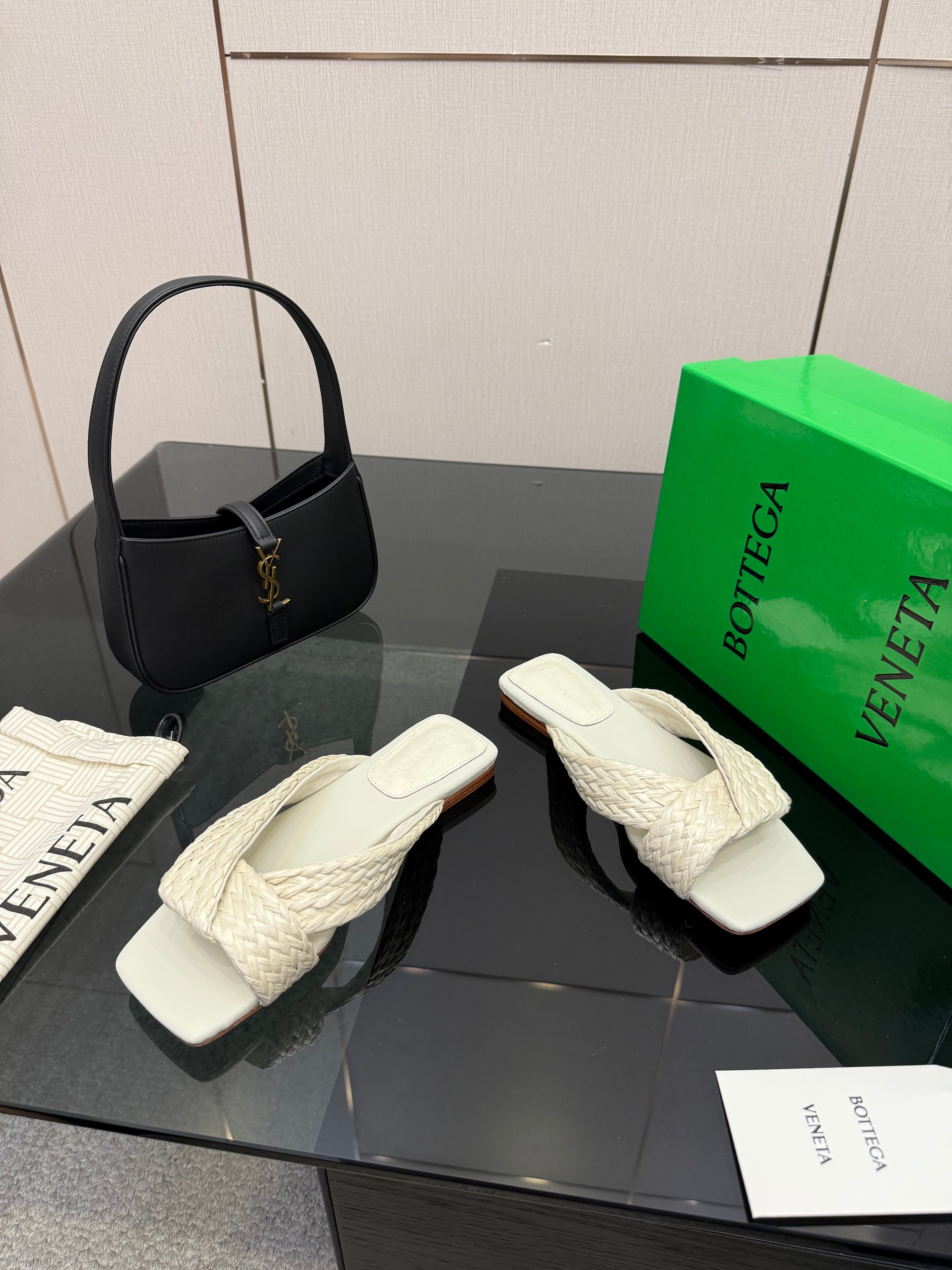BOTTEGA VENETA 26S SANDALS IN WHITE CALFSKIN AND RAFFIA