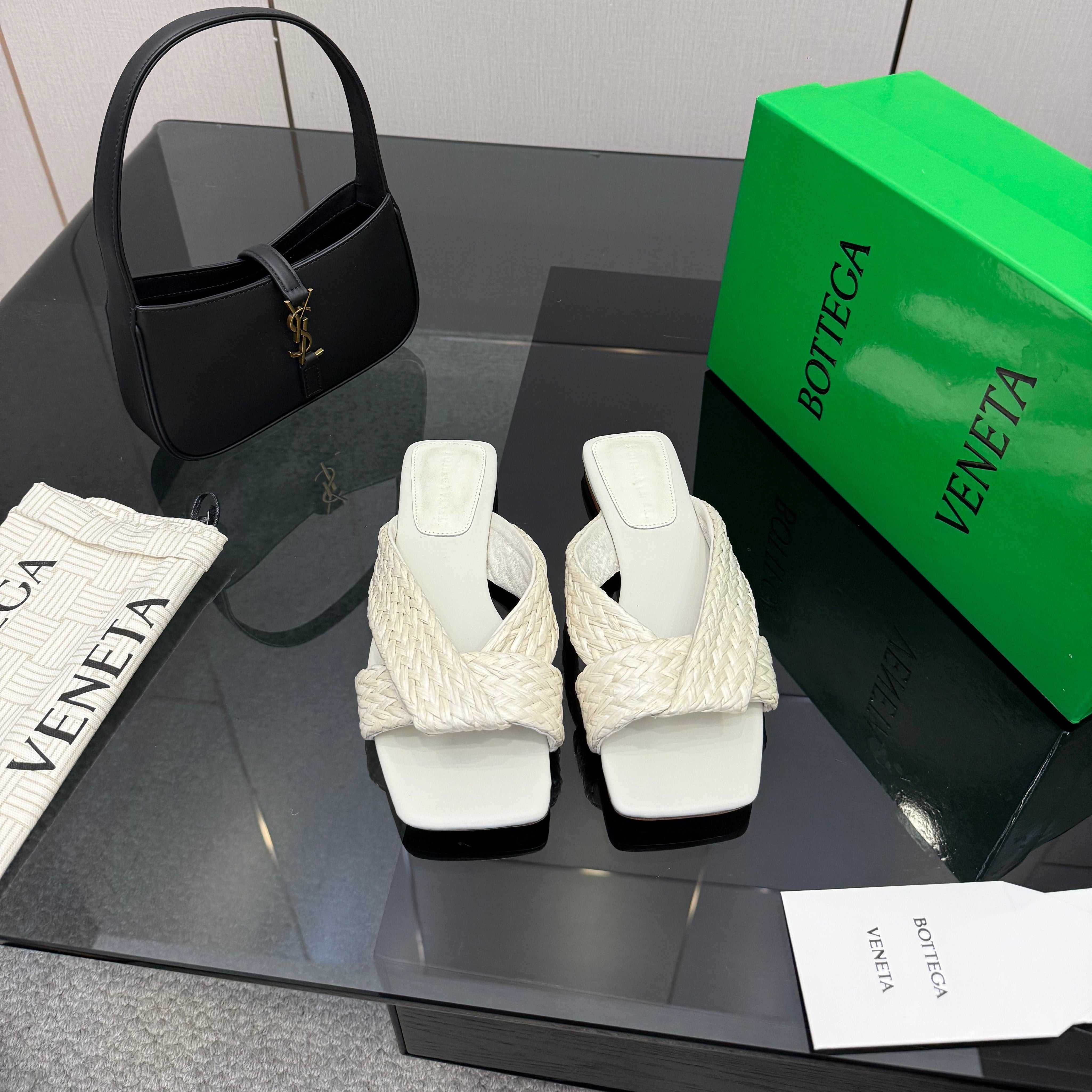 BOTTEGA VENETA 26S SANDALS IN WHITE CALFSKIN AND RAFFIA