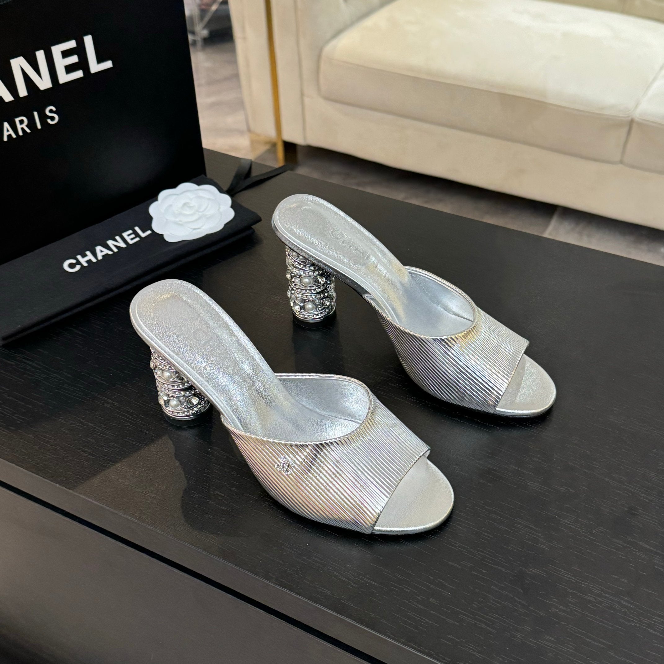 T-STRAP PEARL HEEL 85 MM SANDALS IN SILVER LAMBSKIN MULE