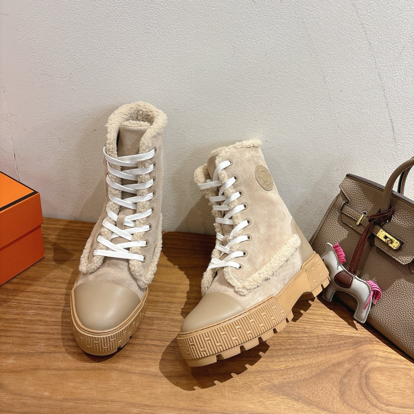 HM 26S SHEARLING LACE-UP BOOTS IN BEIGE CALFSKIN AND SUEDE