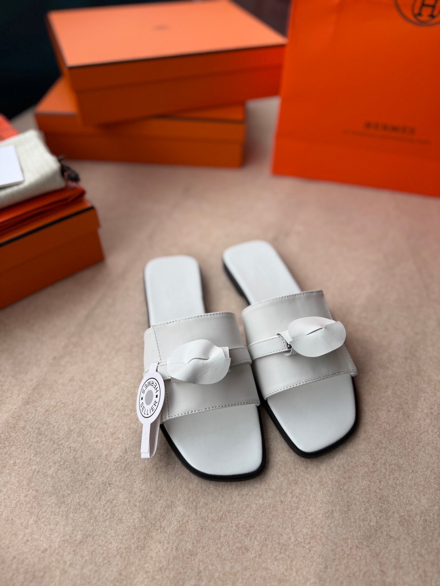 0RAN SANDALS IN WHITE CALFSKIN WITH A BOW