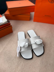 0RAN SANDALS IN WHITE CALFSKIN WITH A BOW