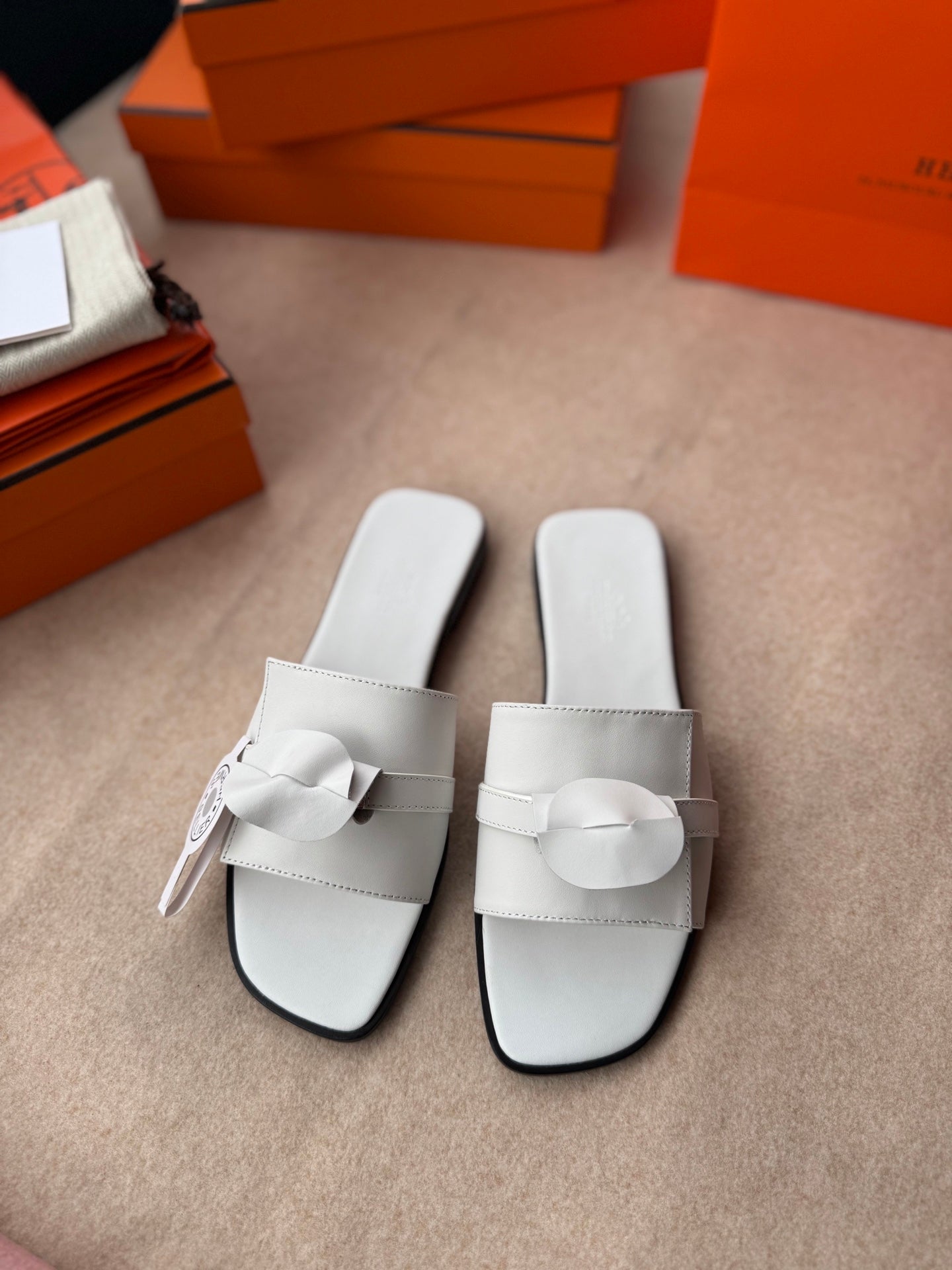 0RAN SANDALS IN WHITE CALFSKIN WITH A BOW