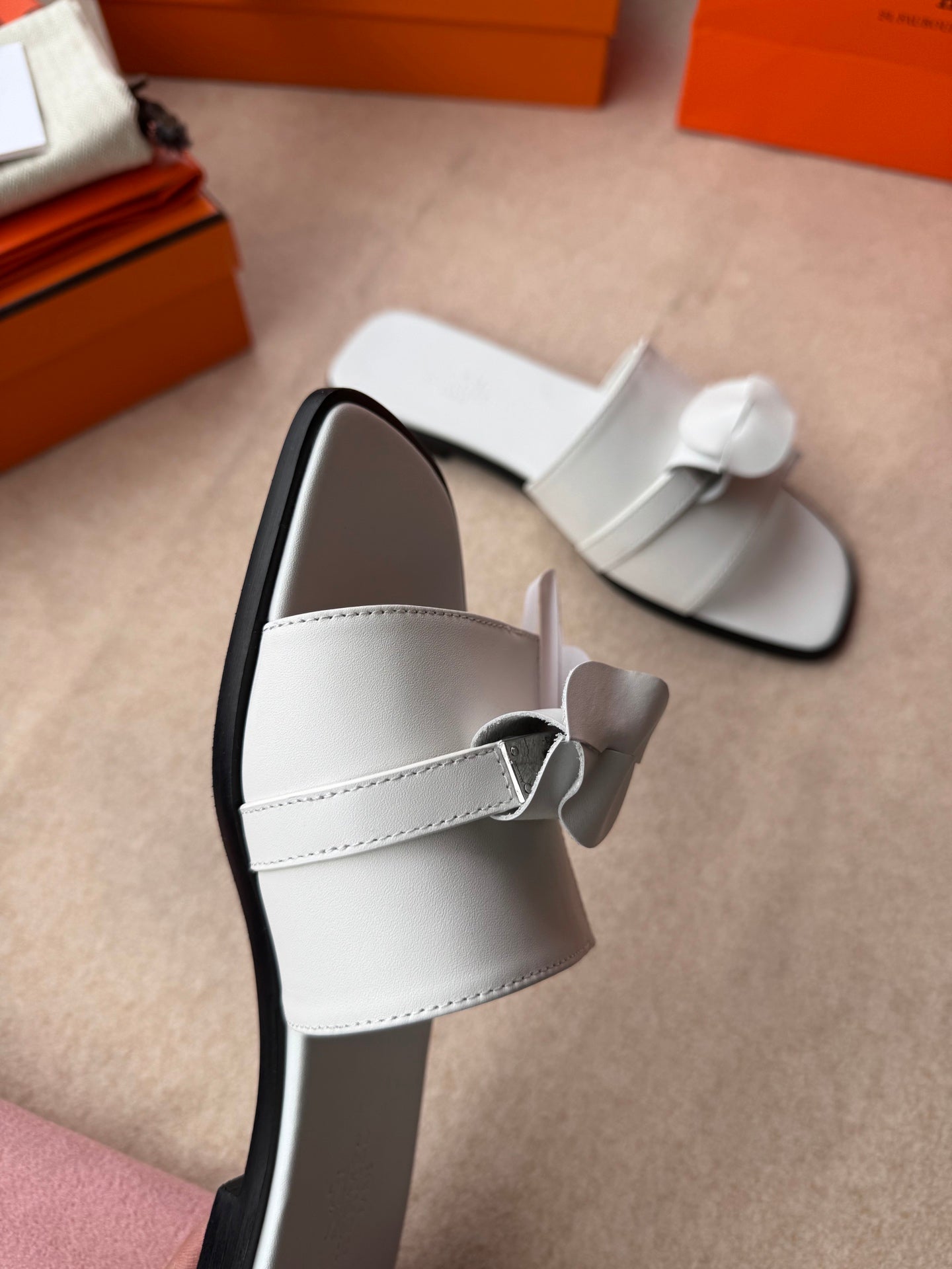 0RAN SANDALS IN WHITE CALFSKIN WITH A BOW
