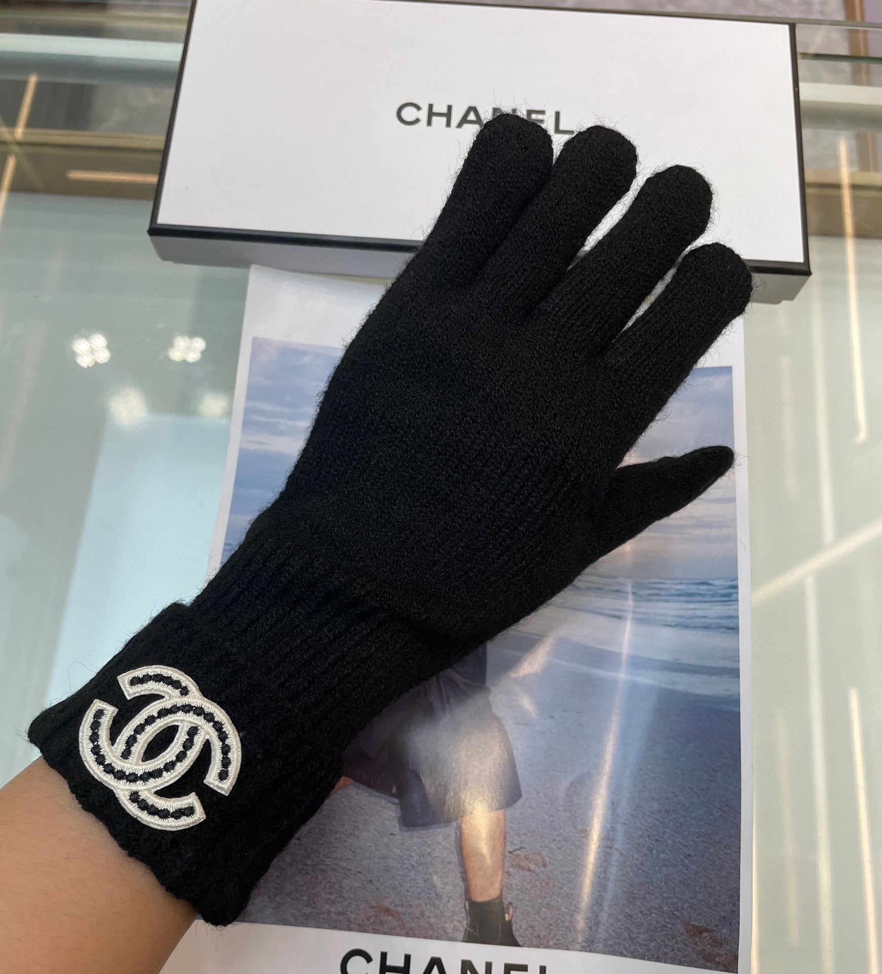 GLOVES IN BLACK CASHMERE WITH WHITE LOGO 405907
