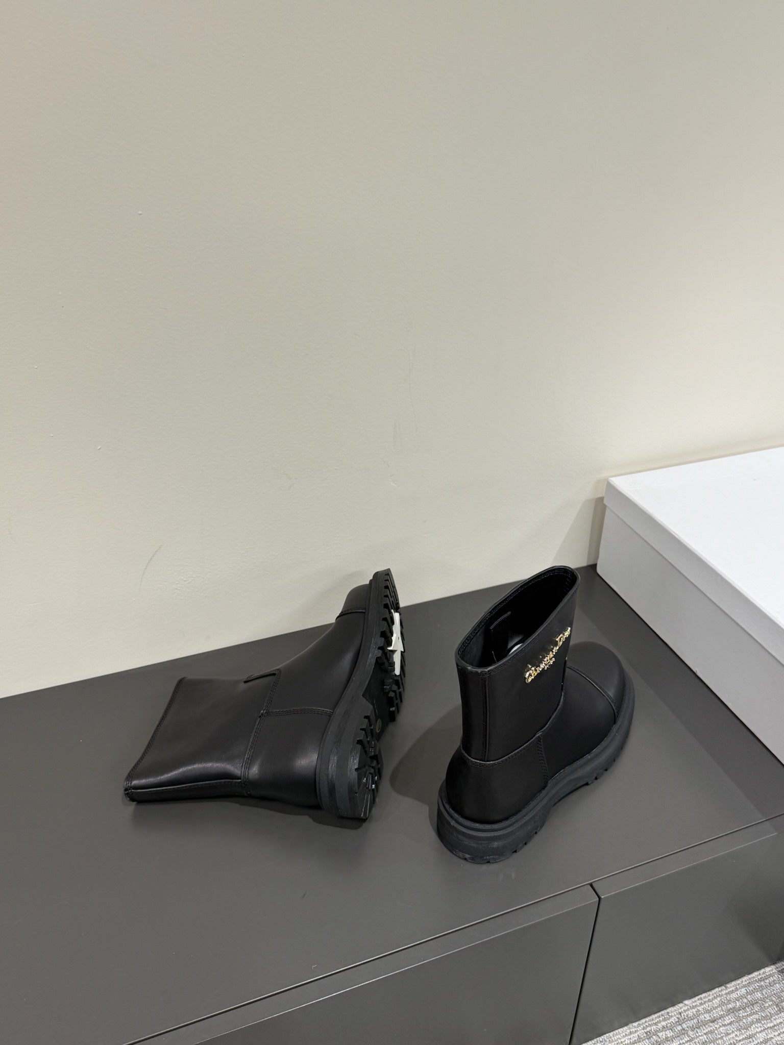 D-TOWN ANKLE BOOTS IN BLACK CALFSKIN