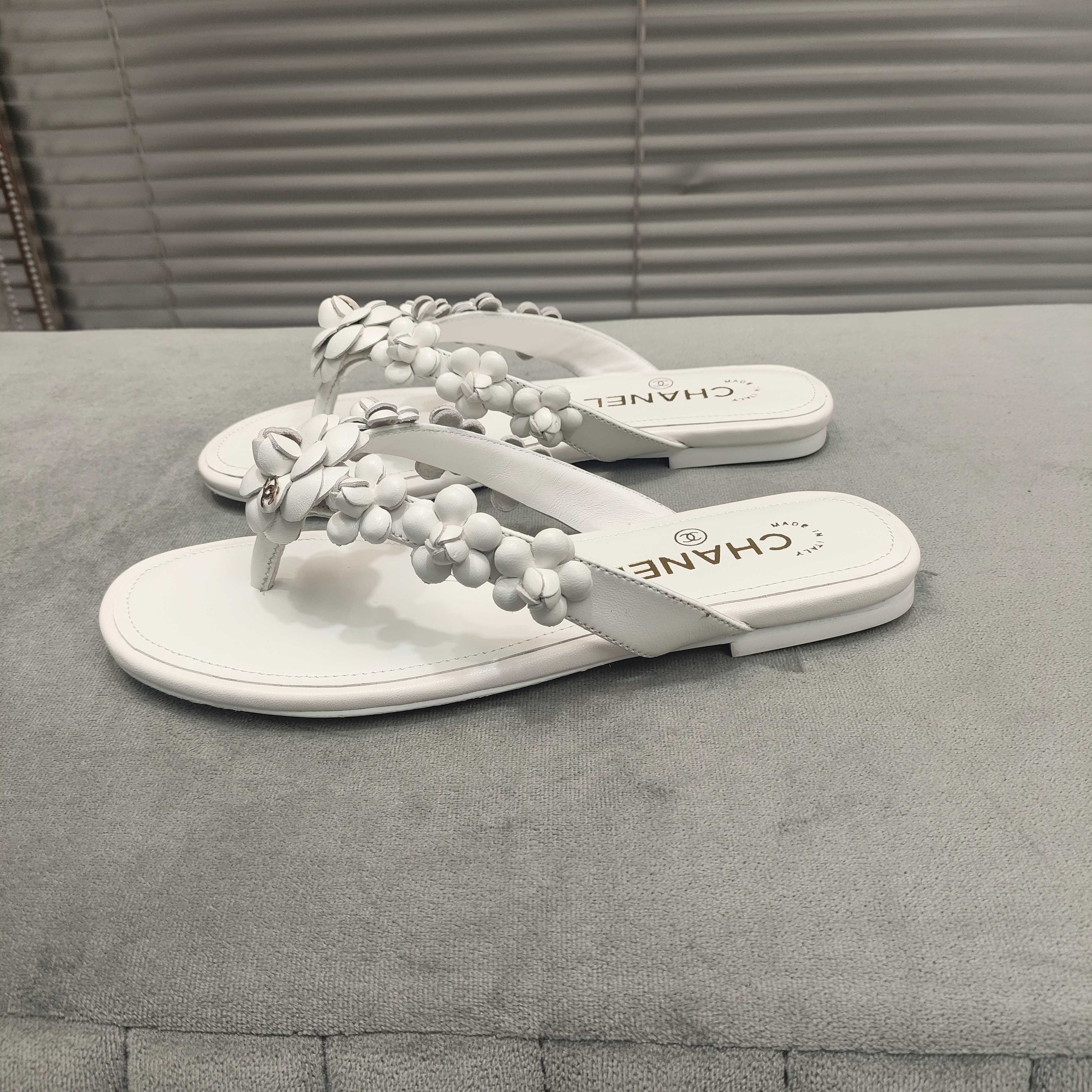 THONG SLIPPERS CAMELLIA IN WHITE CALFSKIN