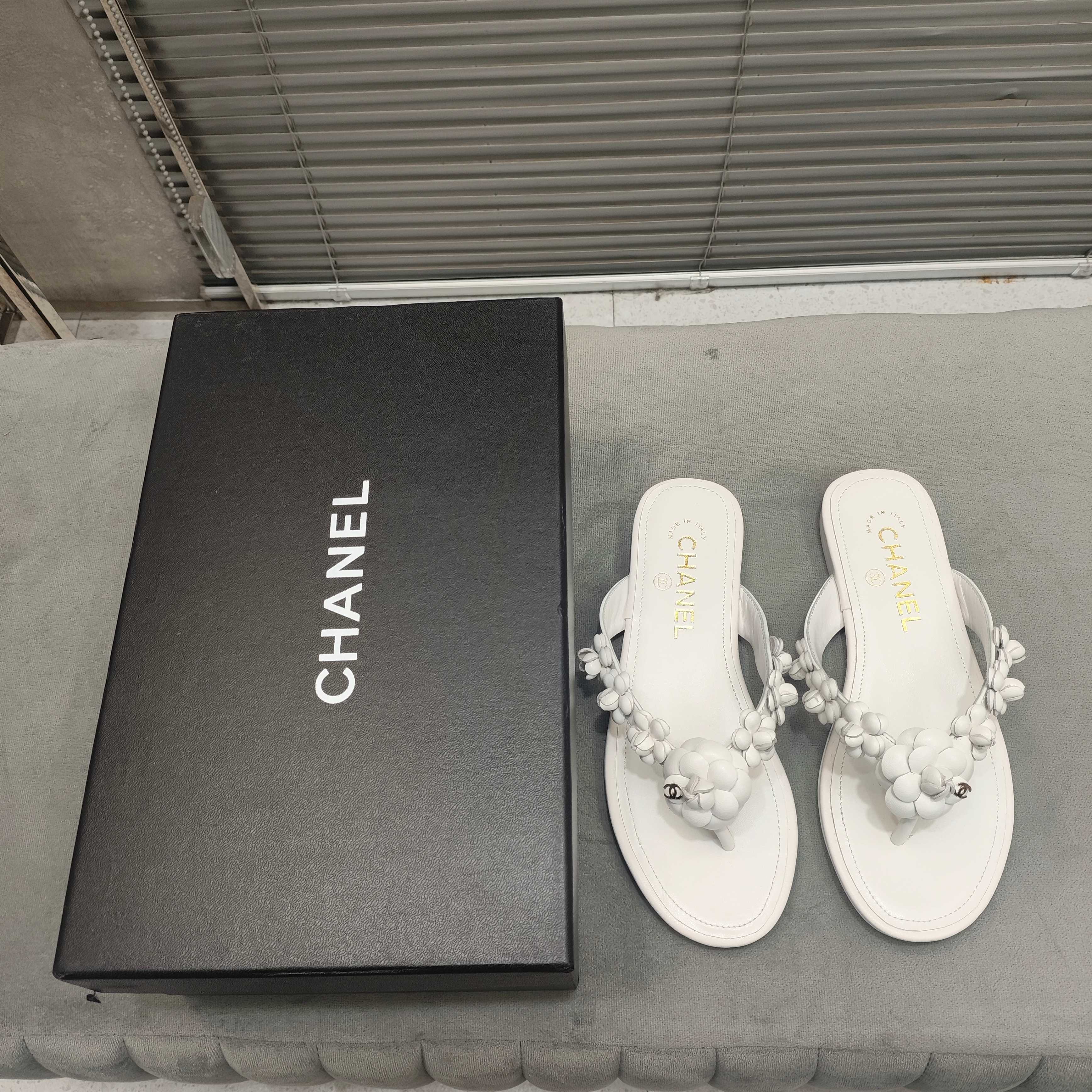 THONG SLIPPERS CAMELLIA IN WHITE CALFSKIN