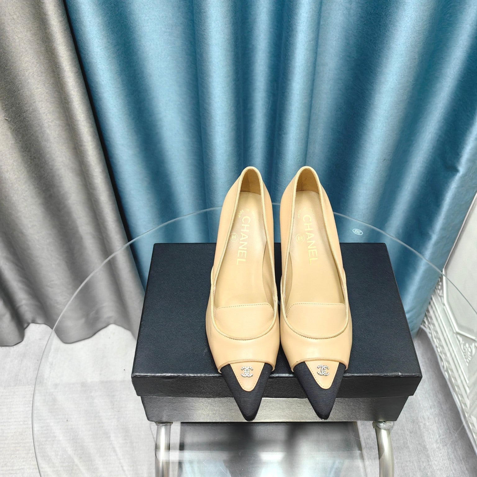 HIGH HEELS IN DARK CREAM MIX BLACK SHEEPSKIN
