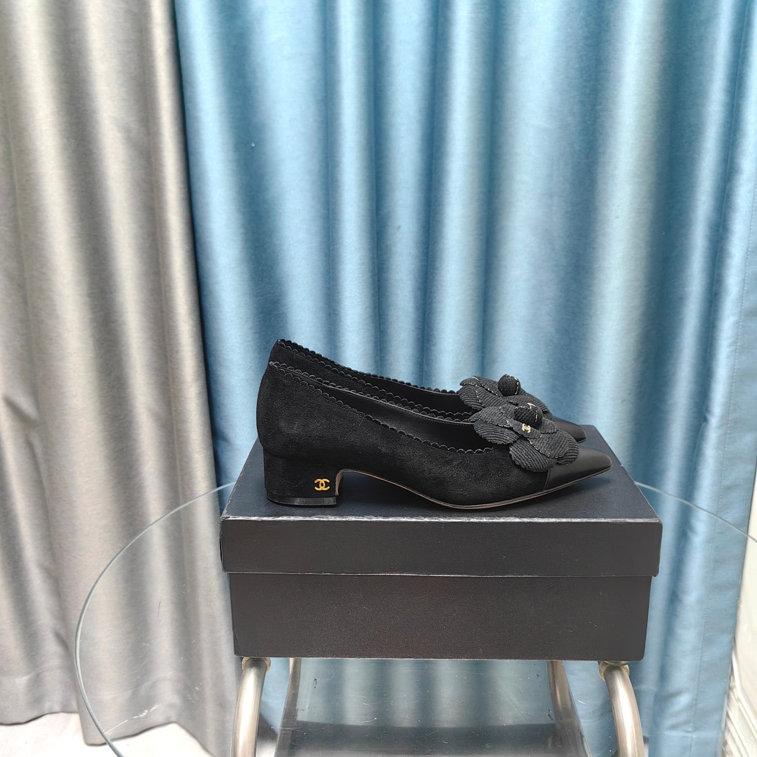 CC MEDIUM HEELS IN BLACK SUEDE AND CALFSKIN WITH FLOWER