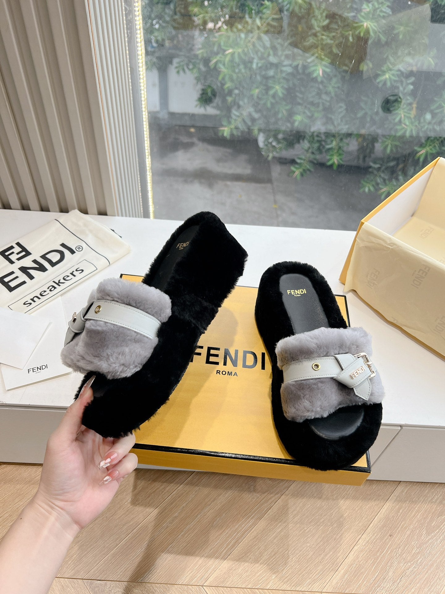 THICK-SOLDED SLIPPER IN PALE GRAY MIX BLACK LAMB FUR