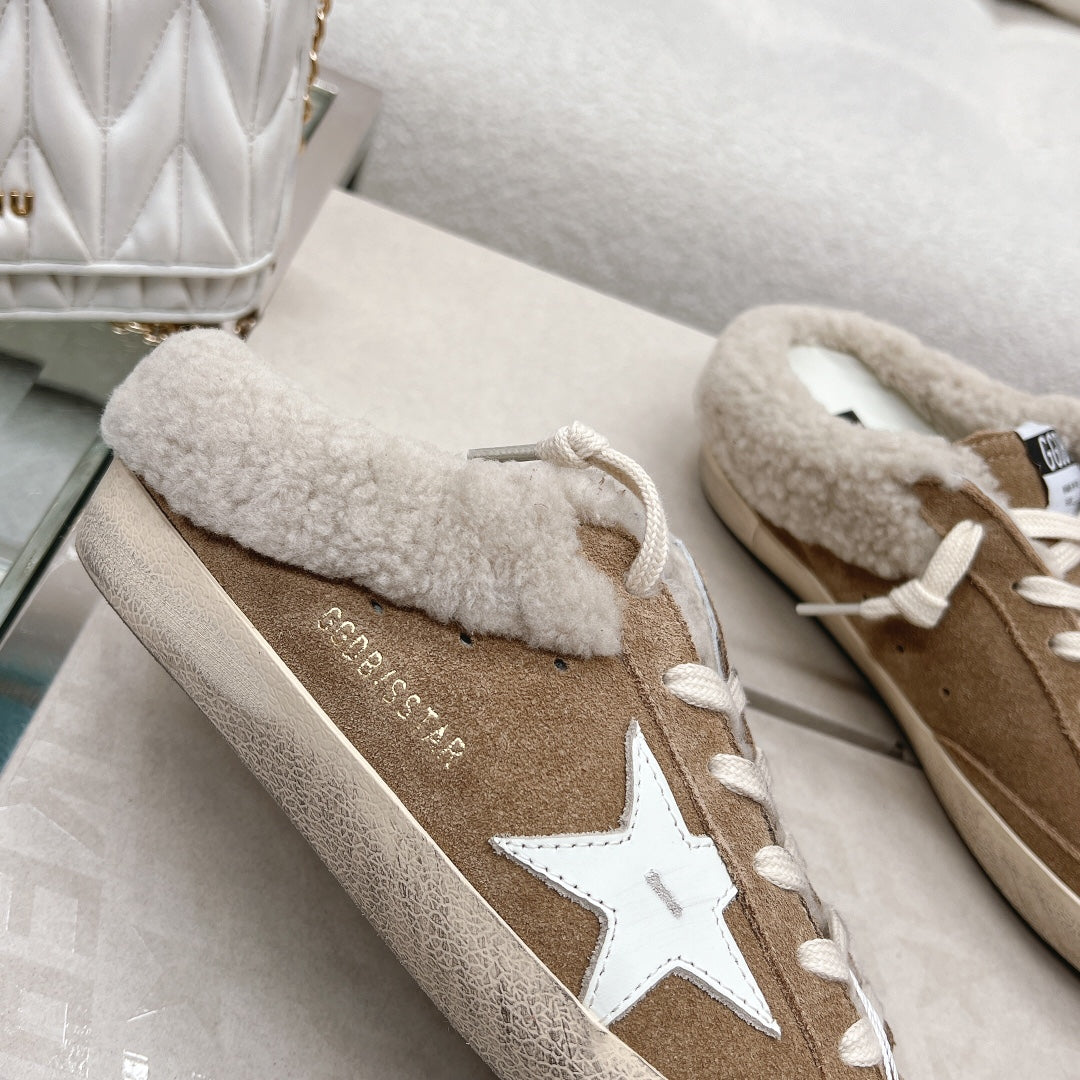 THICK-SOLED SUPER-STAR SABOTS IN BROWN SUEDE WITH WHITE STAR