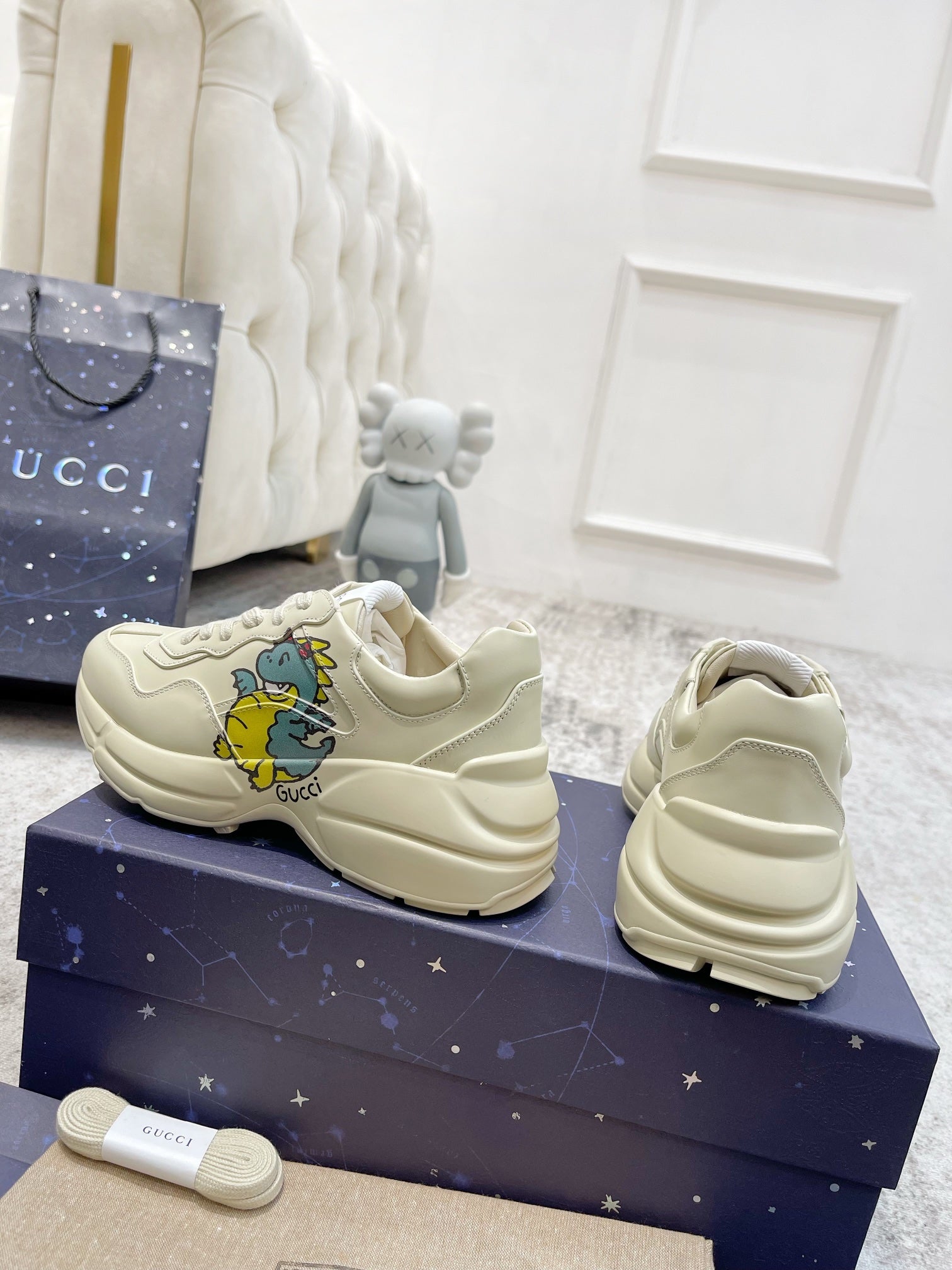 GG RHYTON TRAINER WHITE LAMBSKIN WITH SKY DINO MOTIF