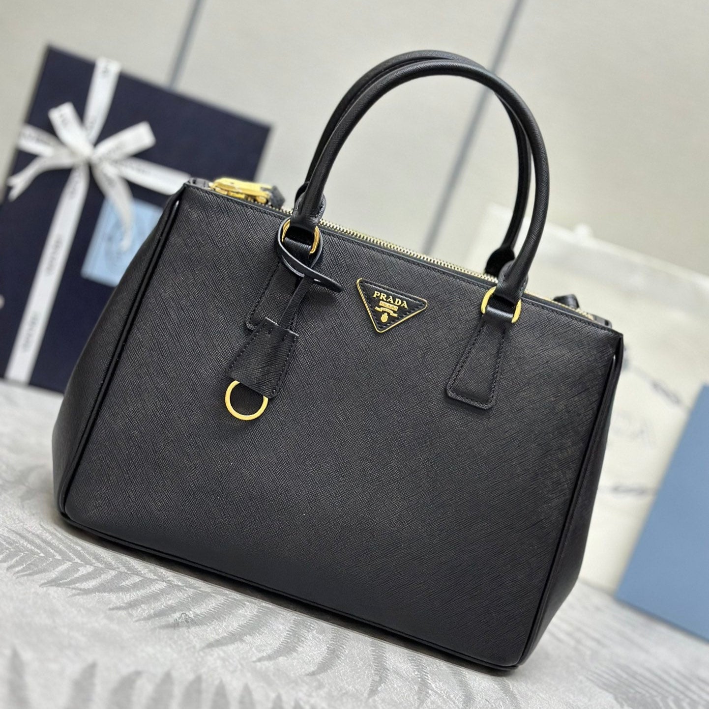 PRADA 25S GALLERIA LARGE BAG 32 IN BLACK CALFSKIN GOLD HARDWARE
