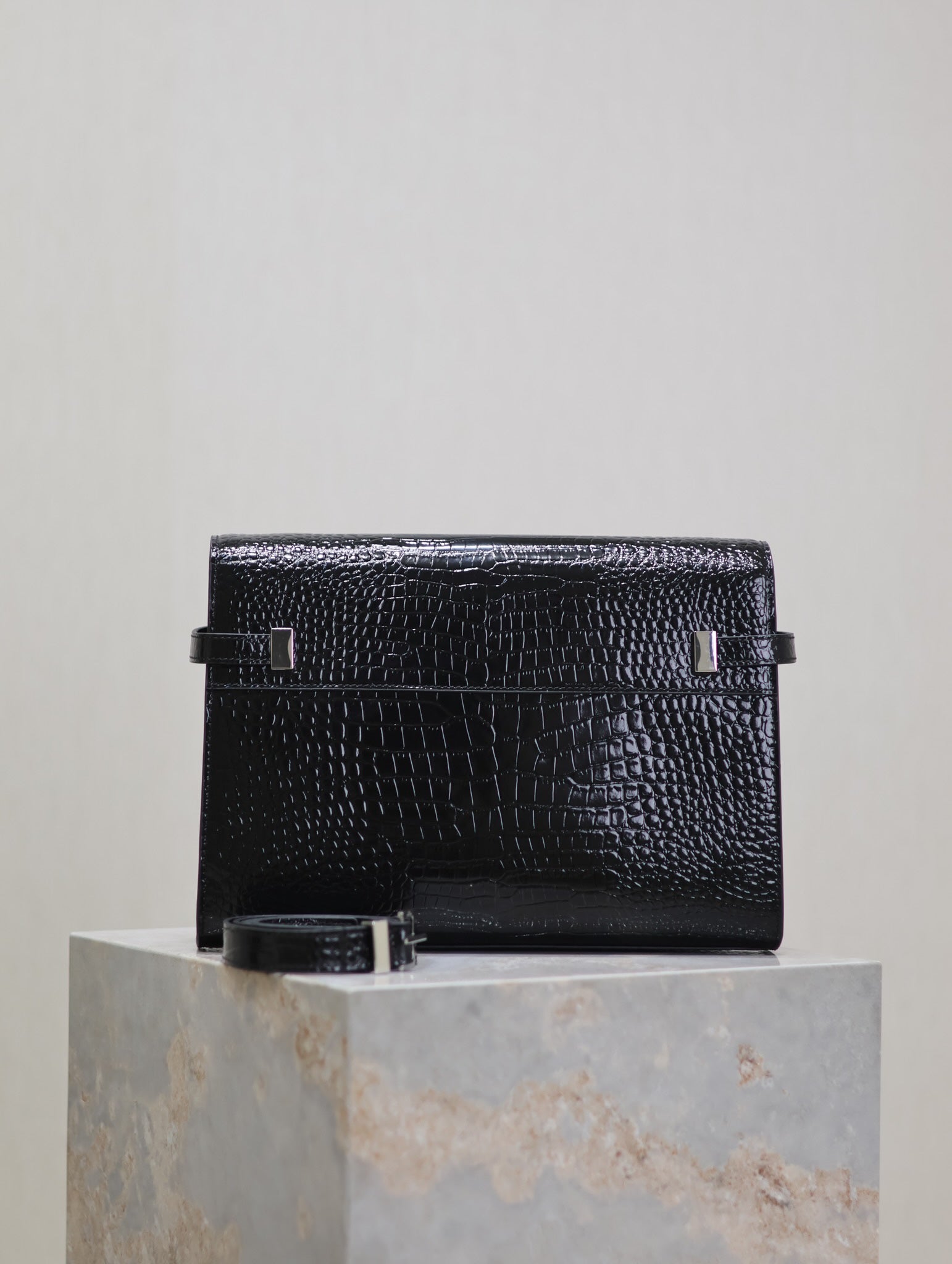 MANHATTAN MEDIUM 29 IN BLACK CROCODILE-EMBOSSED CALFSKIN SILVER BUCKLE
